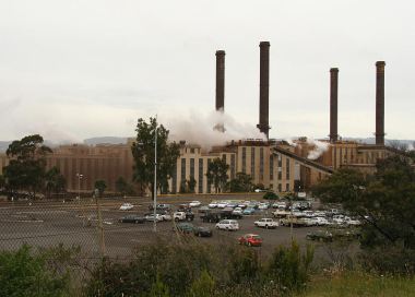 Energy Brix Power Station, Victoria, brown coal fired power station and briquette factory. Photo by Marcus Wong. Wikimedia Commons.