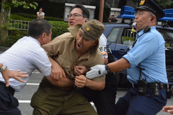 anti-nuclear-power-protest-tents-tokyo-attack-right-wing