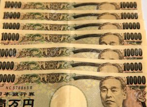 4167689-A-pile-of-10000-Japanese-Yen-notes-Stock-Photo.jpg